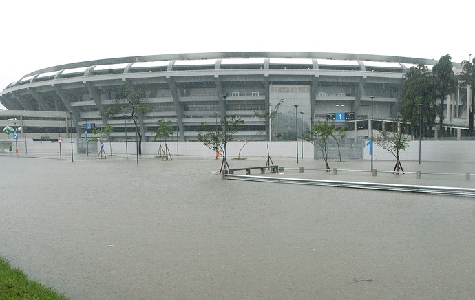 estádio Maracanã chuva alagamento (Foto: Severino Silva / Agência Estado)