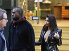 Com Kanye West, Kim Kardashian provoca com decote generoso 