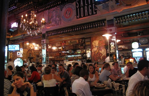 Salve Jorge, famoso bar da Vila Madalena, está usando copos de plástico para evitar acúmulo de louça (Foto: Divulgação)