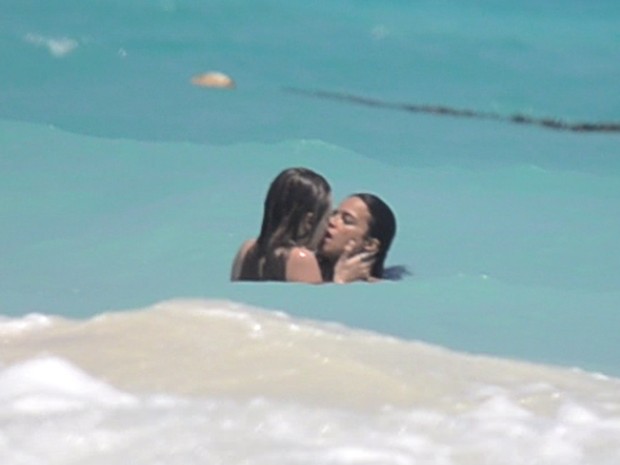 Cara Delevingne beija Michelle Rodrigues em praia no México (Foto: Grosby Group/ Agência)