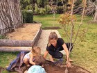 Gisele Bündchen posta foto plantando árvore com os filhos