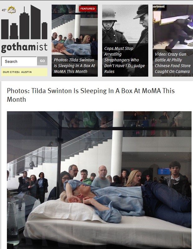 Atriz dormindo dentro de caixa de vidro no Moma de Nova York (Foto: Reprodução/gothamist)