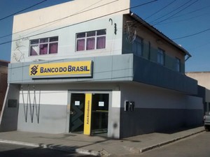 Banco teve caixa eletrônica explodido (Foto: Polícia Militar/Divulgação)