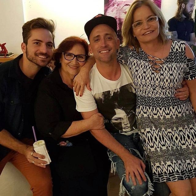 Thales Bretas e Paulo Gustavo com suas mães (Foto: Reprodução/Instagram) Thales Bretas e Paulo Gustavo com suas mães (Foto: Reprodução/Instagram)