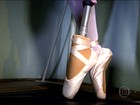 Bailarina com perna amputada volta a dançar balé após prótese inédita