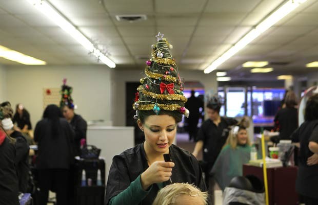 Em dezembro de 2010, alunos de uma escola de cabeleireiros de Cheyenne, no estado de Wyoming (EUA), usaram penteados em formato de árvore de Natal enquanto atendiam os clientes. (Foto: Michael Smith/Wyoming Tribune Eagle/AP)