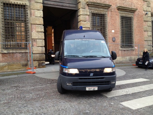 Van que transportou Pizzolato para audiência em Bologna deixa Corte de Apelações nesta sexta-feira (7). Ele permanecerá preso em Modena (Foto: Paolo Tomassone/Especial para o G1)