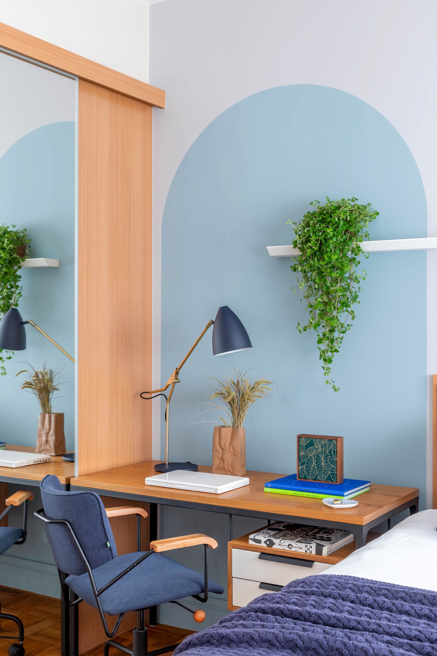 Décor do dia: quarto com tons de azul tem home office e arco na parede (Foto: Rafael Renzo)