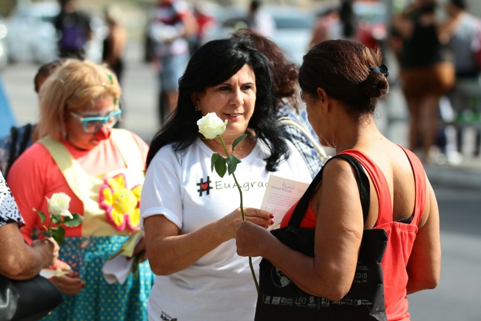 Voluntários distribuíram rosas e abraços no Derby (Foto: Marlon Costa/Pernambuco Press)
