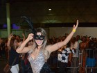 Mascarada, ex-BBB Vanessa cai no samba em São Paulo