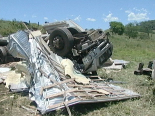 Caminhão tomba e três pessoas de mesma família morrem (Foto: Reprodução/TV Gazeta)