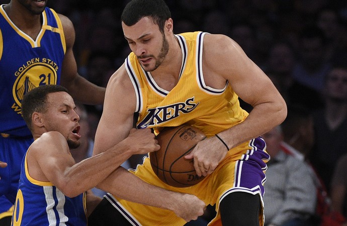 Stephen Curry e Larry Nancy Jr Warriors x Lakers NBA (Foto: Reuters)