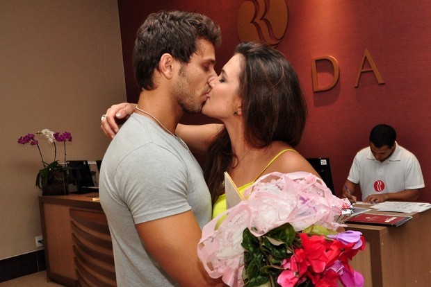 Eliéser recebe Kamilla em hotel no Rio (Foto: Roberto Teixeira/ EGO)