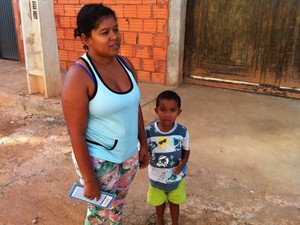 Juliana procura atendimento para o filho pela terceira vez nesta semana. (Foto: Valdivan Veloso/G1)