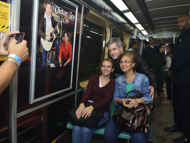 Victor, da dupla com Leo, em metrô no Rio (Foto: André Muzell/ Ag. News)