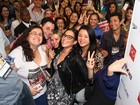 Wanessa faz a alegria de fãs em feira de óculos em São Paulo