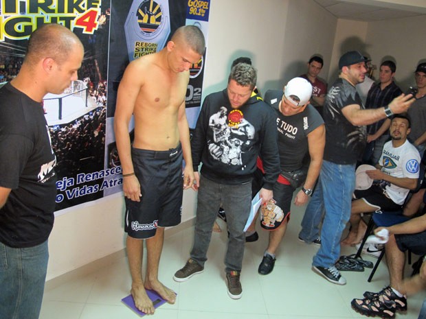 Lutador amador de MMA participa de sessão de pesagem em templo da Renascer na Zona Leste de São Paulo (Foto: Marcelo Mora/G1)