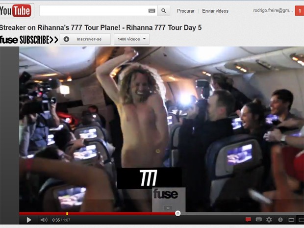 Vídeo do site FuseTV mostra jornalista correndo pelado no avião de turnê de Rihanna (Foto: Reprodução/YouTube FuseTV)