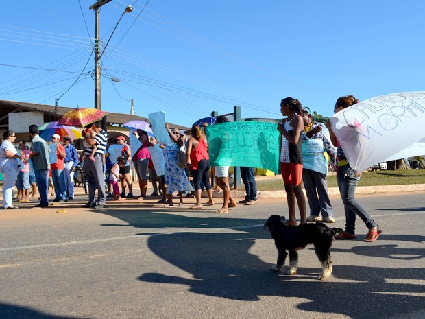 G1 Moradores do Caladinho fecham Avenida Antônio da Rocha Viana