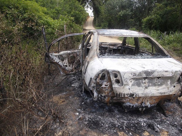 Carcaça do carro incendiado onde foi encontrado o corpo da cantora Loalwa Braz Vieira, em Saquarema (RJ). O veículo foi encontrado na Estrada da Barreira, no distrito de Bacaxá (Foto: Antonio Carlos/Futura Press/Estadão Conteúdo)