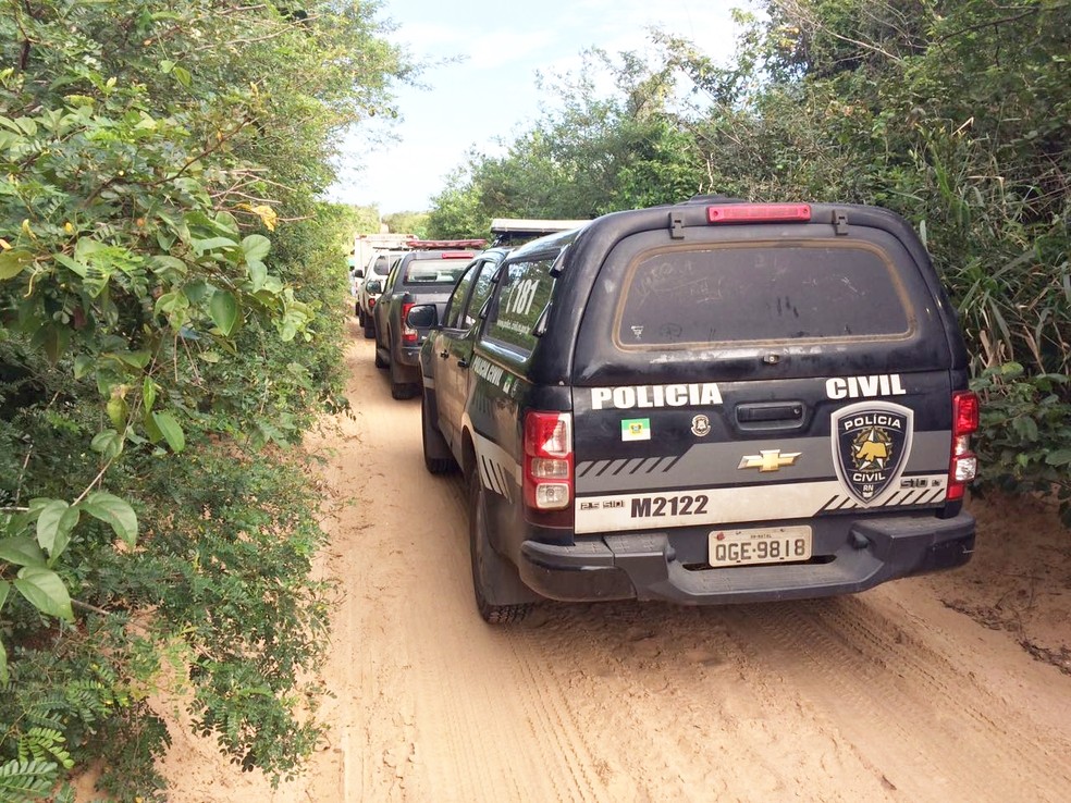 Corpos foram encontrados em uma estrada de terra (Foto: Kleber Teixeira/Inter TV Cabugi)