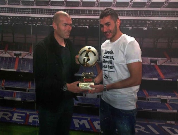 Zidane entrega pr&ecirc;mio da France Football a Benzema (Foto: Reprodu&ccedil;&atilde;o: Facebook)