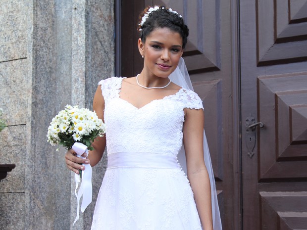 Vestido de noiva de Gabi (Kizi Vaz) é rendado com acabamento em pérolas (Foto: Fabiano Battaglin/Gshow)