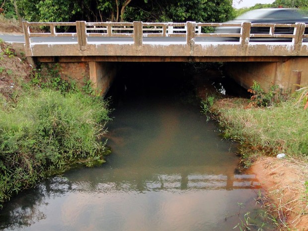 Turbidez da água do Rio Pitimbu, responsável pelo abastecimento de 30% das zonas Leste, Sul e Oeste de Natal (Foto: Ricardo Araújo/G1)