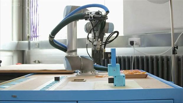 Pesquisadores britânicos desenvolveram um robô capaz de construir outros robôs ainda melhores sem intervenção humana. (Foto: BBC)