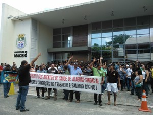 Manifestantes cobram melhores condições de trabalho e reajusate salarial (Foto: Hannah Copertino/TV Gazeta)
