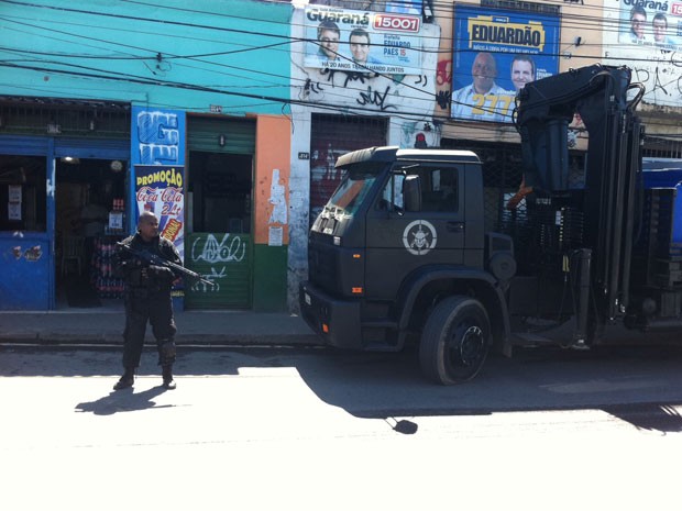 Policial do Bope na entrada da favela nesta manhã (Foto: Janaina Carvalho/G1)