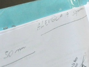 Informação de que jovem era alérgica a dipirona estava escrita em prontuátio (Foto: Aliny Mary Dias/G1MS)