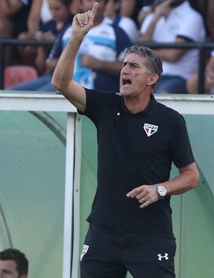 Edgardo Bauza orienta jogadores do São Paulo (Foto: Rubens Chiri / saopaulofc.net )