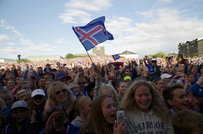 Seleção da Islândia é recebida com festa em Reikiavik (Foto: Reuters)