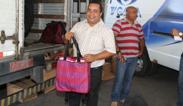Funcionário da TV Gazeta recebe o kit de natal  (Foto: Divulgação/ Serivaldo Júnior)