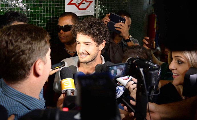 Alexandre Pato chegando ao aeroporto (Foto: Sergio Barzagui / Gazeta Press) Alexandre Pato chegando ao aeroporto (Foto: Sergio Barzagui / Gazeta Press)