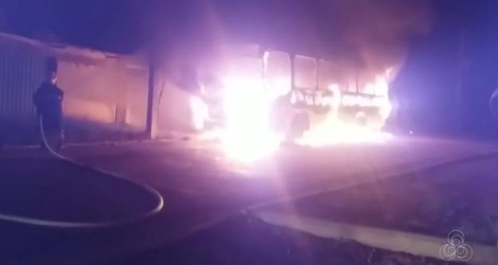 Ônibus foi incendiado na noite deste domingo (21) em Rio Branco (Foto: Reprodução/Rede Amazônica Acre)