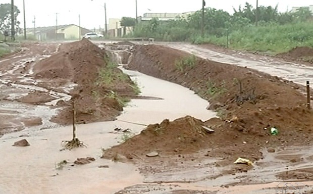 Rua ficou alagada após chuva em Gururpi (Foto: Reprodução/TV Anhanguera)