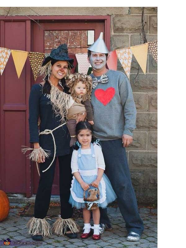 Dia das bruxas. mãe e filha com fantasia de halloween. família em casa.