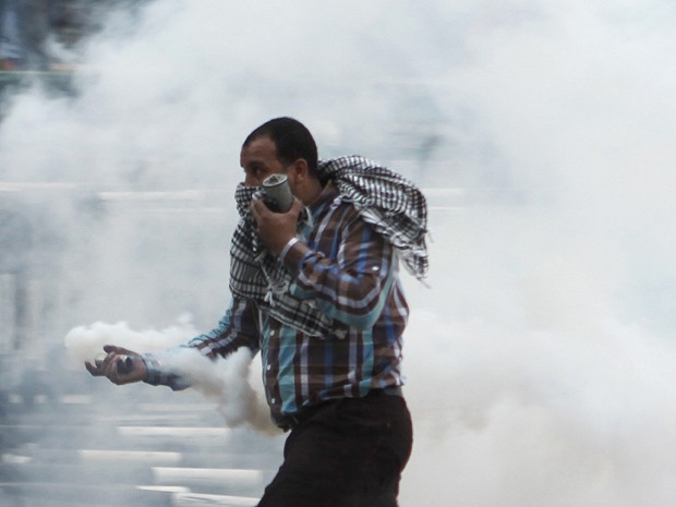 Polícia lança gás em protesto no Egito (Foto: REUTERS/Asmaa Waguih)