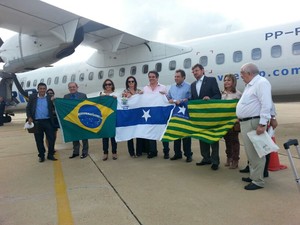 Autoridades comemoram a início dos voos comerciais em Parnaíba (Foto: Patrícia Andrade/G1)