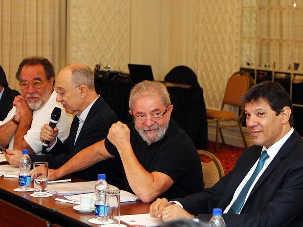 O ex-presidente Luiz Inácio Lula da Silva (centro) participa de reunião do Conselho Consultivo do PT para elaborar propostas na área econômica que serão encaminhadas ao governo. O encontro acontece no Hotel Grand Mercure São Paulo, na Zona Sul (Foto: Sérgio Castro/Estadão Conteúdo)