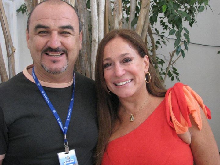 O editor gráfico e a atriz Suzana Vieira durante gravação na Tv Grande Rio.  (Foto: Arquivo pessoal)