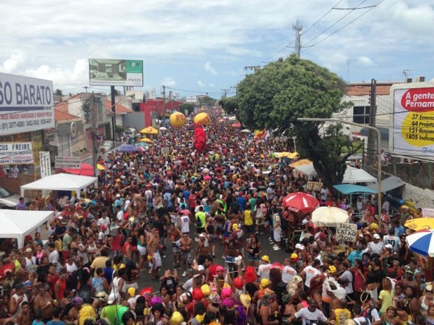 Multidão acompanha desfile das Virgens do Bairro Novo neste domingo (Foto: Ronan Tardin/Globo Nordeste)