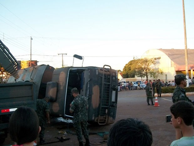 Internauta flagrou tombamento de caminhão do Exército. (Foto: Valmir da Silva Oliveira/ VC no G1)