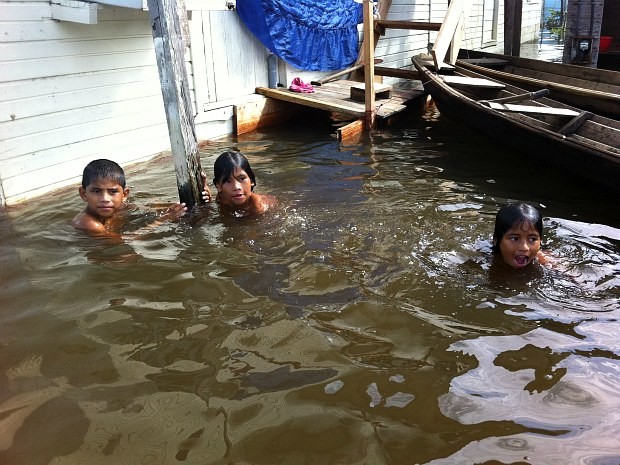 Crianças ignoram riscos e brincam em meio ao probelma (Foto: Daniela Assayag)