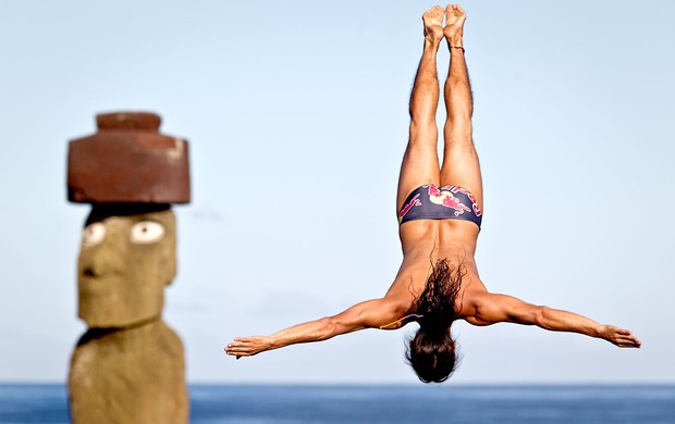 Orlando Duque saltos de penhasco em Rapa Nui 2011 (Foto: Divulgação)