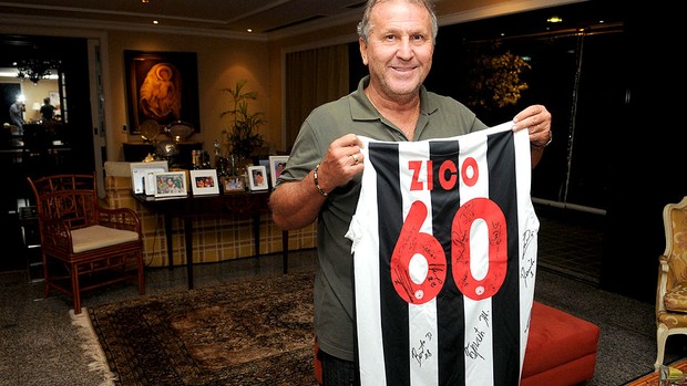 Zico com camisa da Udinese autografada (Foto: André Durão / Globoesporte.com)