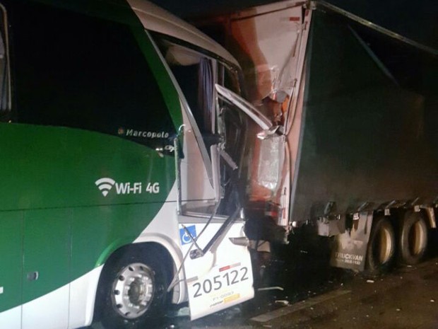Acidente com ônibus de turismo deixa 19 feridos na Dutra em Caçapava, SP (Foto: Divulgação/ Polícia Rodoviária Federal)