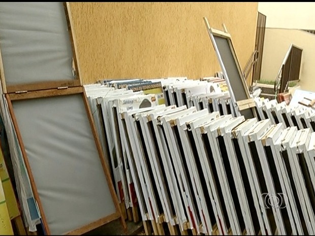 Cavaletes com propaganda eleitoral são apreendidos pela Justiça Eleitoral em Gurupi (Foto: Reprodução/TV Anhanguera)